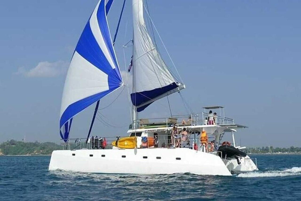 Walbeobachtung mit einer Yacht in Trincomalee