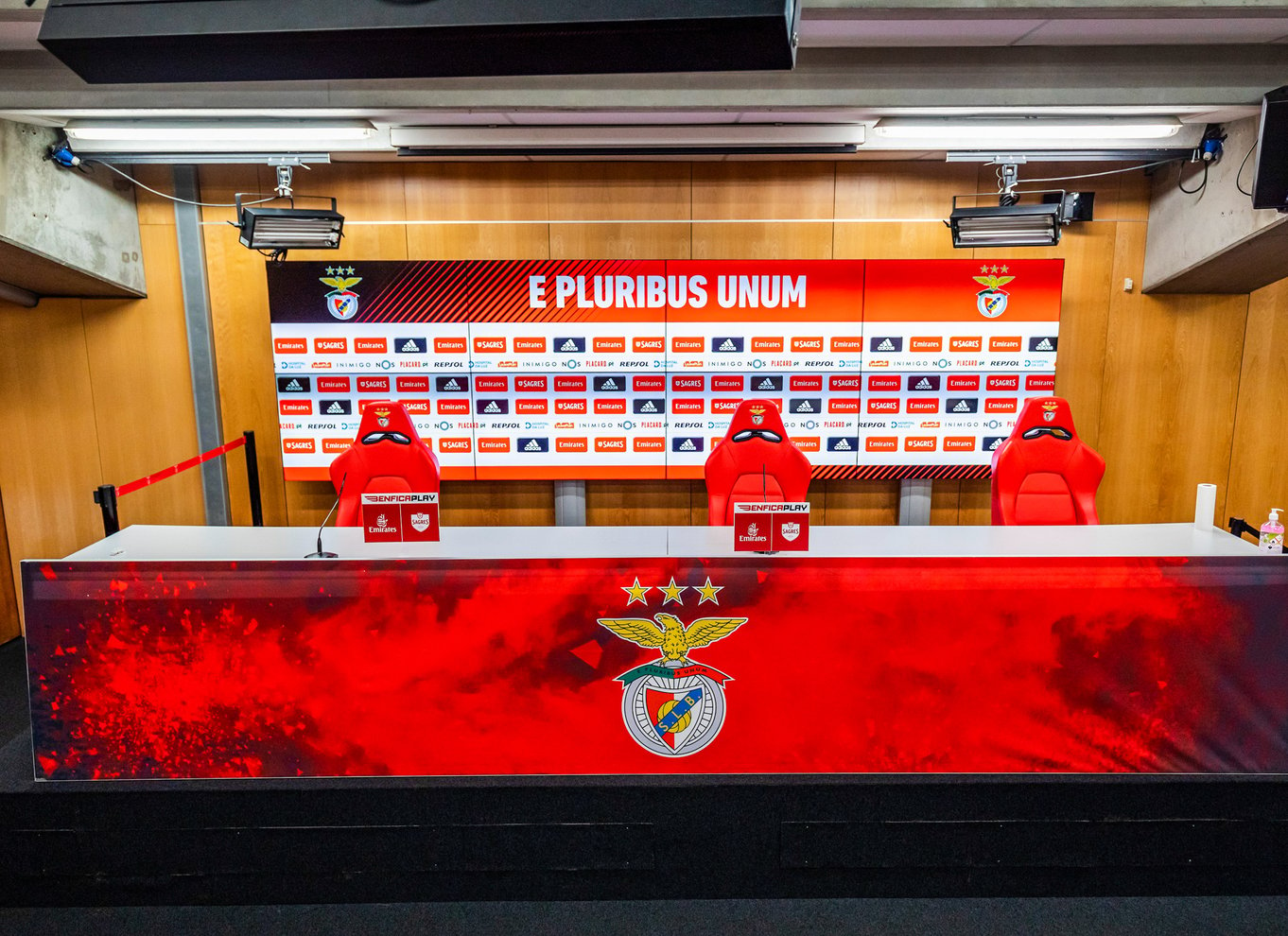 Lissabon: Luz Stadium Tour & SL Benfica Museum billet m/Scarf