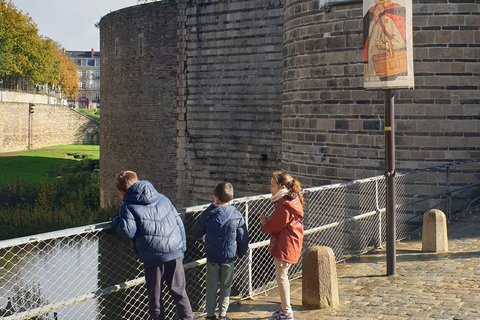 Nantes: Professional tour of the Château des ducs de Bretagne – ramparts, courtyard, moat