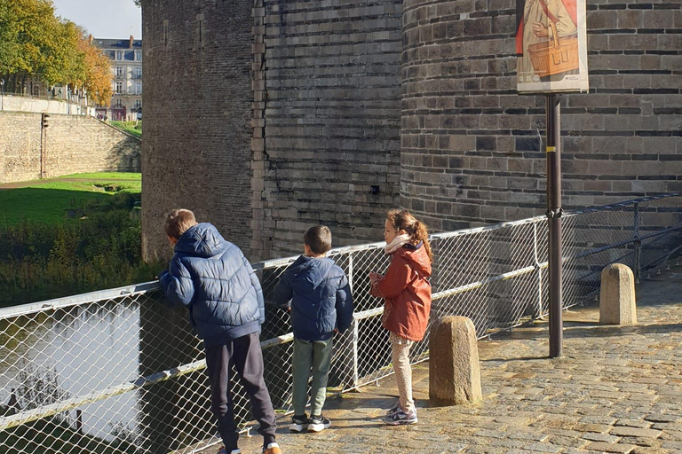 Nantes: Professional tour of the Château des ducs de Bretagne – ramparts, courtyard, moat