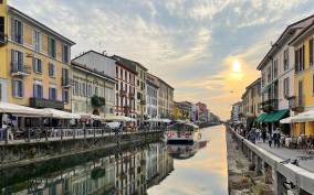 Milan: Navigli District Canal Boat Tour with Aperitivo