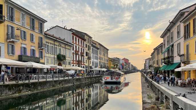 Milán: barco por el canal del distrito Navigli y aperitivo