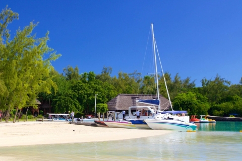 Mauritius: Catamaran cruise naar Ile Aux Cerfs met BBQ lunchTour met ophaal- en terugbrengservice naar je hotel