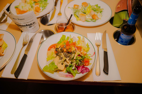 Munich: Dinner Hopping Tour, 3-Course Menu in a US School Bus through the City
