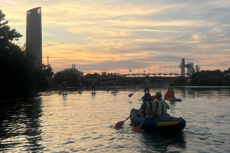 Kajakken bij zonsondergang