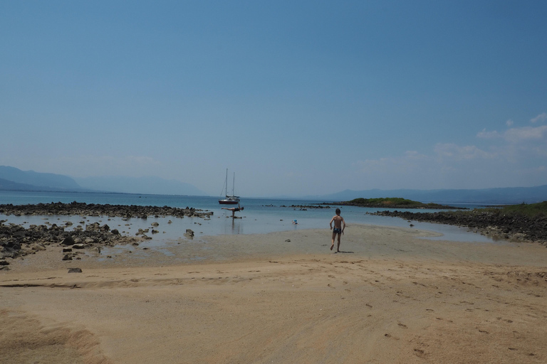 Athènes : excursion d&#039;une journée en bateau avec baignade et piscine thermaleAthènes : excursion d&#039;une journée en bateau vers les îles avec baignade