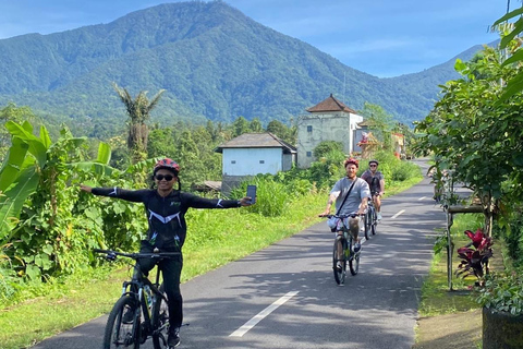 Bali: pola ryżowe, wioska ptaków, wycieczka rowerowa do gorących źródełBali: pola ryżowe, wioska ptaków, gorące źródła – wycieczka rowerowa