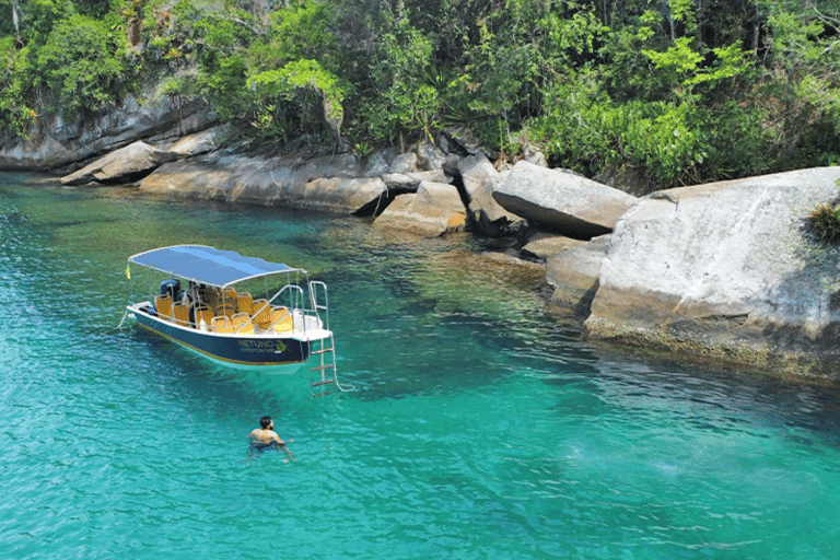 Wyspy Paraty: Łódź motorowa z nurkowaniemGrupowy rejs statkiem po morzu Paraty