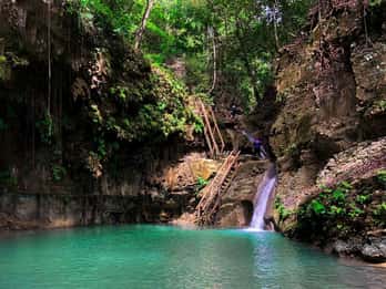 Cala Ámbar/Bahía Taína: Excursión a 7 cascadas con baño y almuerzo