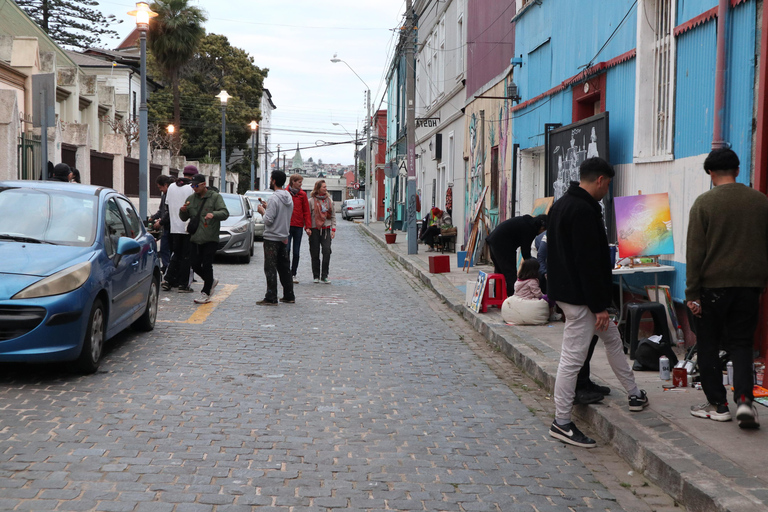 Paint a piece of urban art in Valparaíso Paint graffiti in the capital of urban art.