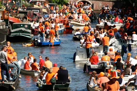 Амстердам: Круиз на вечеринку Kingsday, включая напитки