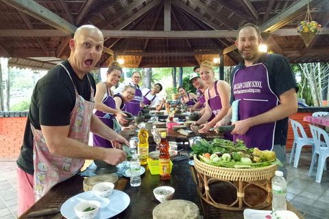 Krabi: Kookles bij Thai Charm Kookschool met MaaltijdKrabi: kookles bij Thai Charm Cooking School met maaltijd