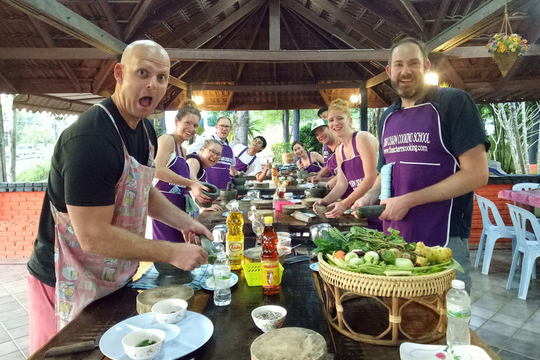 Krabi: Clase de Cocina en la Escuela de Cocina Thai Charm con Comida