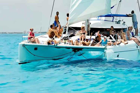 Cancún: Excursión en catamarán por Isla Mujeres con Maya Travel