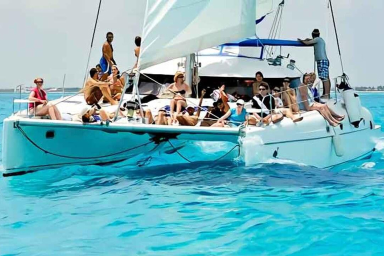 Cancún: Excursión en catamarán por Isla Mujeres con Maya Travel