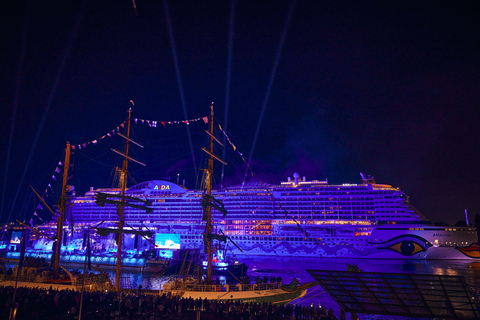 Hamburg: Licht- und Feuerwerksshow Hafengeburtstag vom Schiff ausBarge Erfahrung