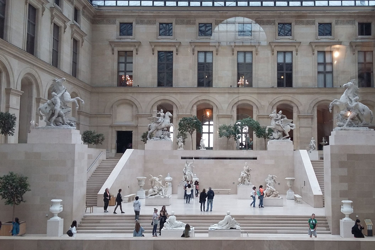 París: Visita guiada de 2 horas al Museo del Louvre con acceso reservadoVisita en grupo