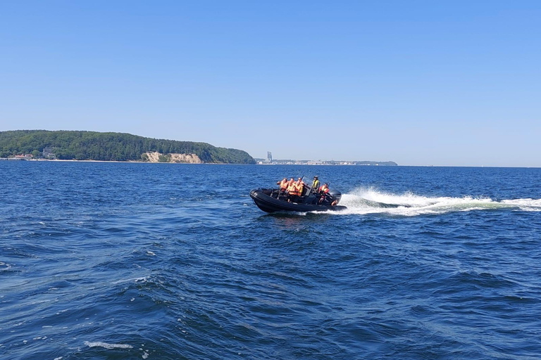 Bateau de vitesse au bout de la jetée à Sopot. Vitesse 100 km/h