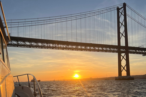 Lizbona: rejs statkiem o zachodzie słońca z widokiem jak z pocztówkiLizbona: rejs statkiem o zachodzie słońca w pocztówkowej scenerii