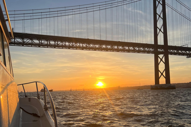 Lizbona: rejs statkiem o zachodzie słońca z widokiem jak z pocztówkiLizbona: rejs statkiem o zachodzie słońca w pocztówkowej scenerii