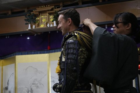 Osaka: 90 minuters lektion i samurajrustning och svärd nära slottetSamurajrustning + samurajsvärdskärning + videofilmning