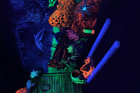 Amsterdam: Glow-in-the-Dark minigolf met 12 holesAmsterdam: Glow-in-the-Dark minigolfervaring met 12 holes