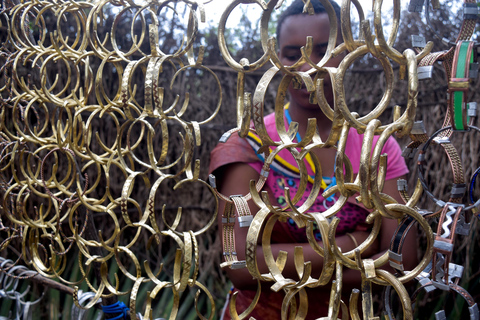 Au départ d'Arusha : circuit du lac Eyasi, des villages Datoga et HadzabeAu départ d'Arusha : visite du lac Eyasi, des villages Datoga et Hadzabe