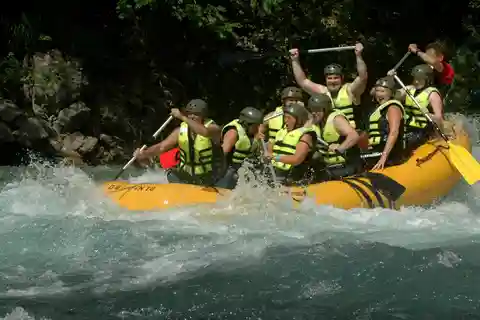 RAFTING Erlebe den Adrenalinrausch!