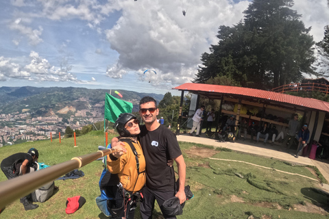 Medellin, San Felix: Paragliding Dejavu, die magische Erfahrung des FliegensMedellin, San Felix: Gleitschirmfliegen Dejavu, Stadtflug 20 min.