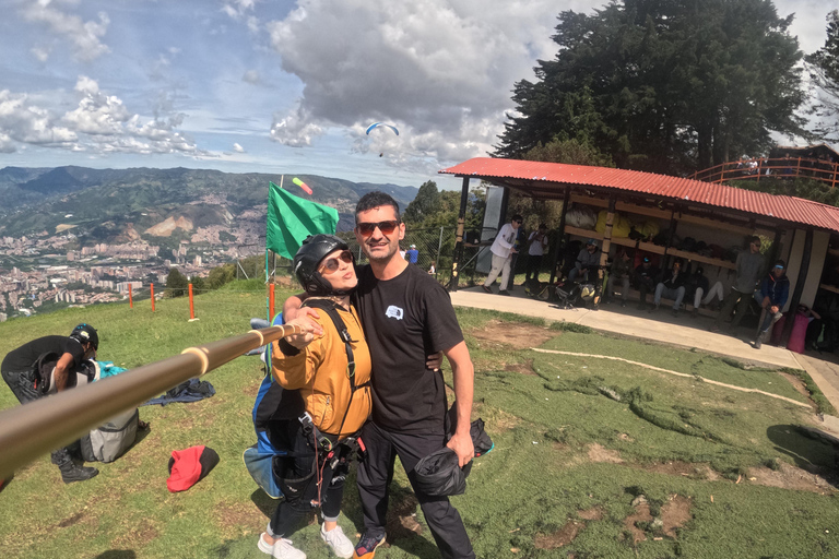 Medellin, San Felix: Paragliding Dejavu, die magische Erfahrung des FliegensMedellin, San Felix: Gleitschirmfliegen Dejavu, Stadtflug 20 min.