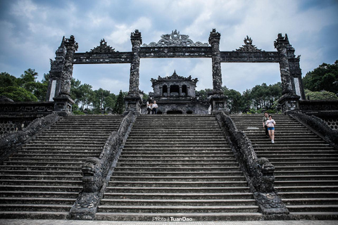 Hue: Cruzeiro no Rio Perfume com o Pagode e Túmulos de Thien Mu