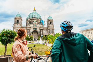 Berlin: Sights and Highlights Bike Tour with a Local Guide