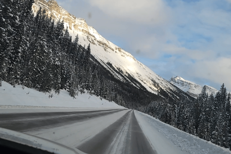 Translado privado de Banff/Canmore para o aeroporto de Calgary ou YYCPasseia num carro de luxo