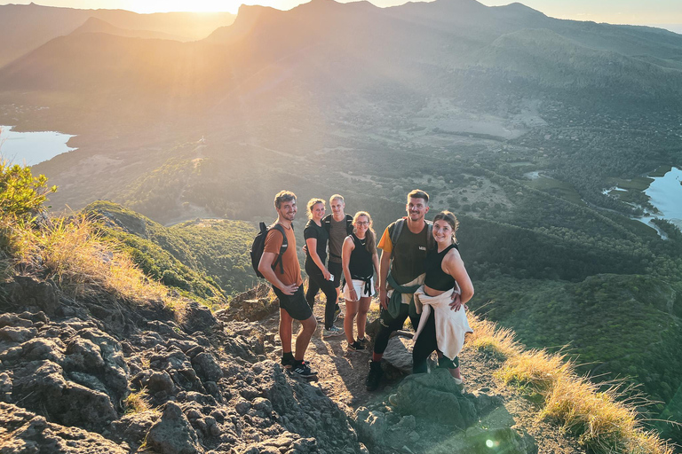 Mauritius: begeleide zonsopgangswandeling en klim naar de Le Morne-bergMauritius: Le Morne Brabant Guided Sunrise Hike and Climb