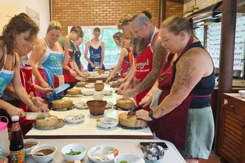 Chiang Mai: Evening Cooking Class and Local Market Visit
