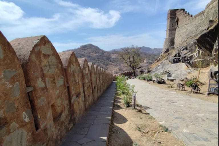 Kumbhalgarh Fort tour with english speaking guide Tour with Udaipur Pickup Drop