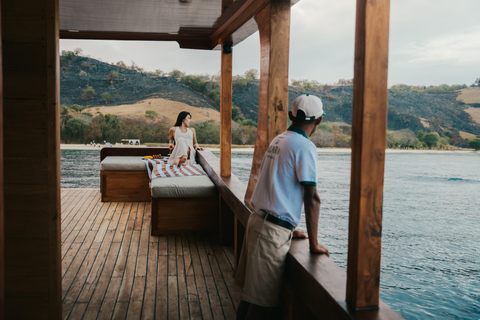 Komodo Premier Voyage: Full-Day 4 Stops & Sunset Cruise