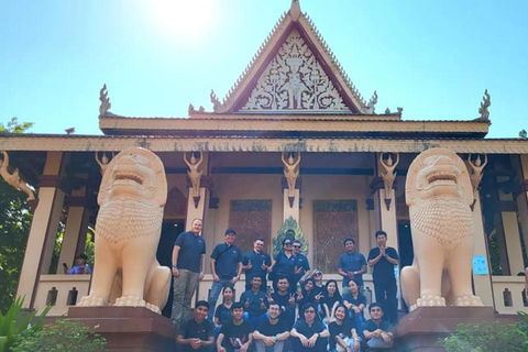 Passeggiata serale nella città di Phnom Penh con Lina