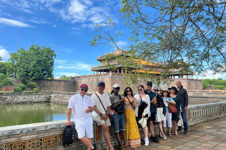 Manhã na cidade de Hue e depois transfere para Danang/ Hoi An de carro