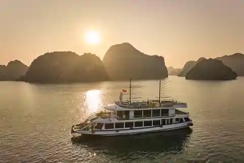 Crucero por la bahía de Ha Long y Bai Tu Long con kayak y almuerzo buffet