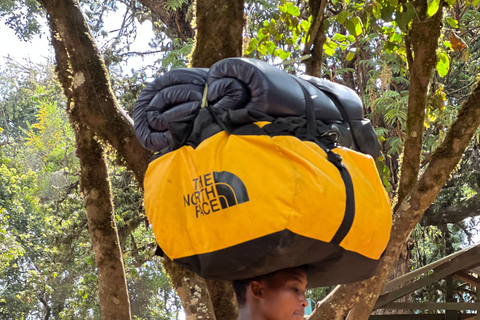 Mount Kilimanjaro en dags vandring till baslägret för liten grupp