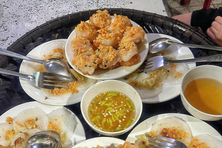 Hue: Night Street Food Tour by Cyclo with a Local Guide