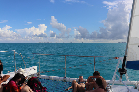 Excursión familiar en catamarán por Isla Mujeres con snorkel