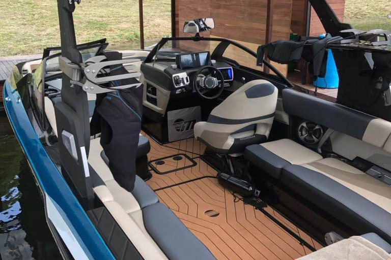 Guatapé: Wakeboarding and Wakesurfing Experience