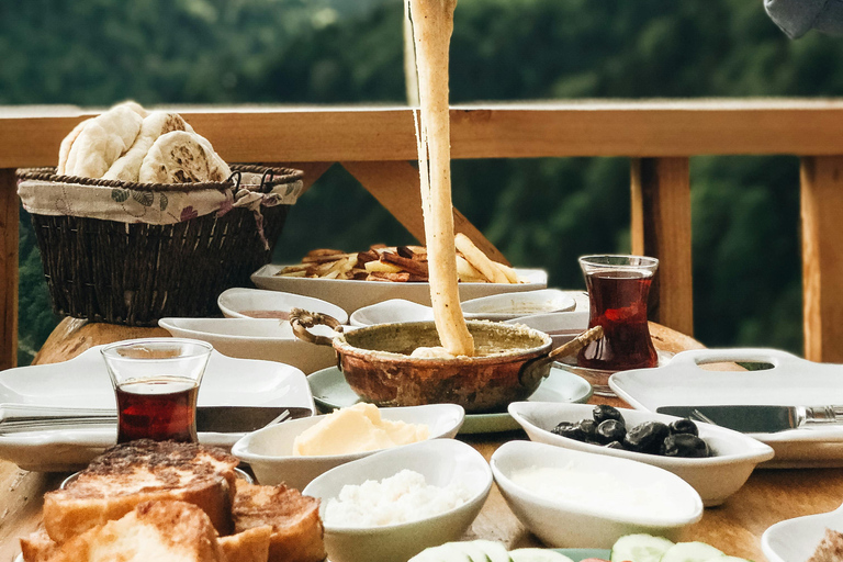 Blausee: Sjön och schweizisk fondueupplevelseBlausee: Upplevelse av sjö och schweizisk fondue