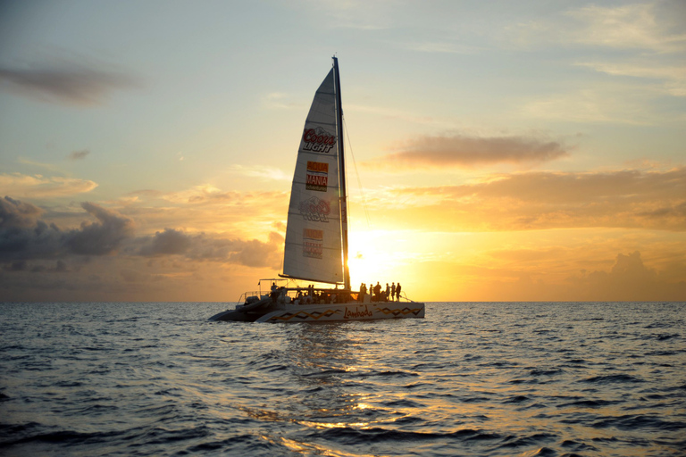 Baía de Simpson: Lambada Sunset Cruise em Sint MaartenSimpson Bay: Cruzeiro Lambada ao pôr do sol em Sint Maarten