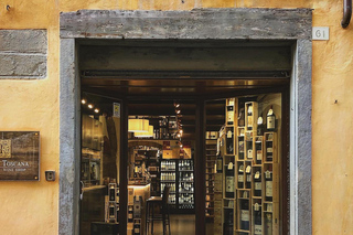 Cortona : dégustation de vins avec des spécialités toscanes dans une œnothèque locale