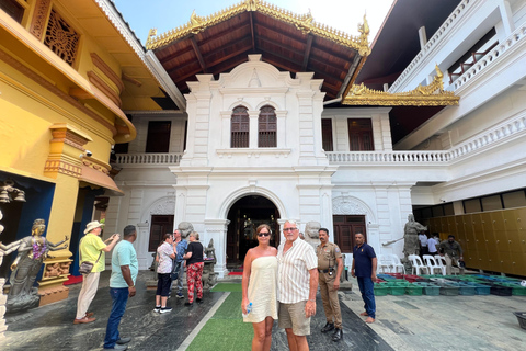 Colombo: Tuk Tuk City Tour with Entry Fees and Guide