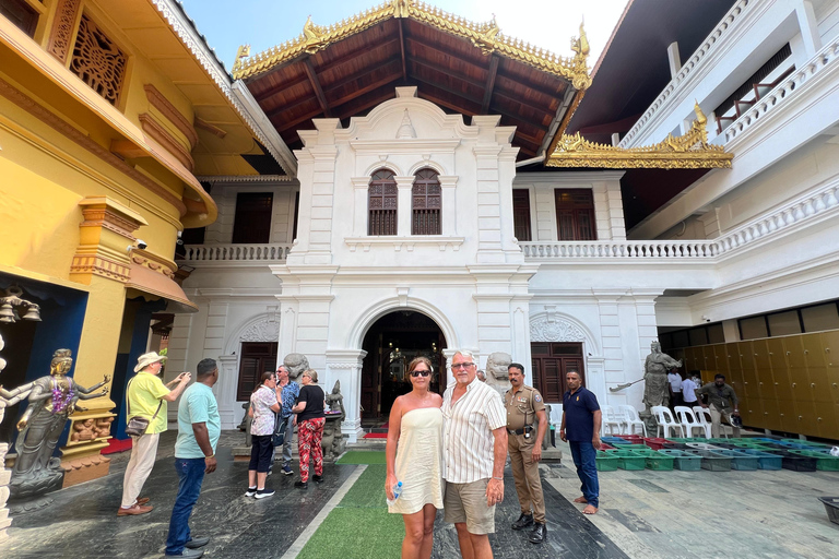 Colombo: Tuk Tuk City Tour with Entry Fees and Guide