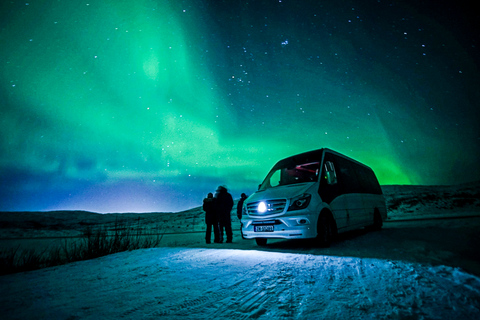 Tromsø: Tour in minibus con inseguimento dell&#039;aurora boreale e falò